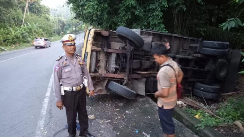 Tak Kuat Menanjak Truk  Terguling Bali  Tribune